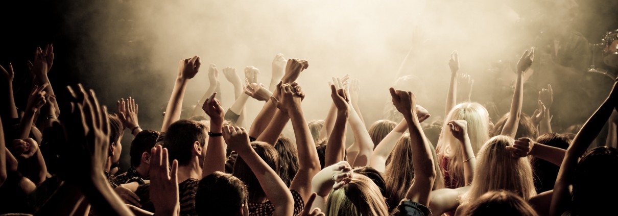 concert-smoke-crowd-people-concert-music-youth-club-photos-crowd-cheering-the-mood-the-smoke-tools-136417-2560x1440